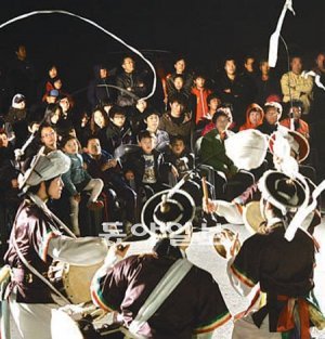 전통타악연구소 단원들이 지난달 26일 전남 완도군 노화도에서 공연하는 모습.