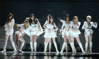 제3회 Mnet 아시안 뮤직 어워즈에서 올해의 가수상을 받은 소녀시대. CJ E&M 제공