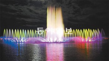 전남 목포시 평화광장 앞바다에 설치된 ‘춤추는 바다 분수’에서 솟구친 물기둥이 환상적인 자태를 뽐내고 있다. 목포시 제공
