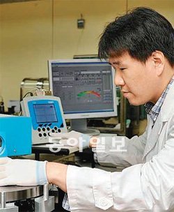 김종안 한국표준과학연구원 선임연구원이 각도 표준기를 이용해 각도 센서를 교정하고 있다. 한국표준과학연구원 제공