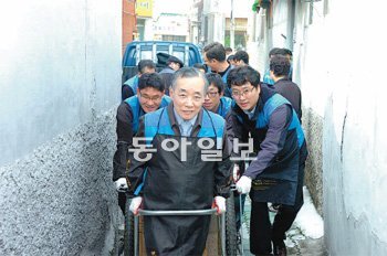 안화성 대성에너지 전무(앞)가 직원들과 함께 대구 서구 비산동 골목길에서 연탄을 실은 리어카를 끌고 있다. 대성에너지 제공