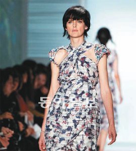 지난달 10일 서울 광진구 광장동 악스코리아에서 열린 샤넬의 2011∼2012 크루즈 컬렉션에 등장한 영국의 톱 모델 스텔라 테넌트. 샤넬 제공
