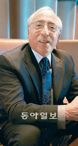 기업지배구조 전문가인 제임스 하월리 세인트메리대 교수는 “장기적 관점에서 투자를 해야 하는 기관투자가들은 ‘기업지배구조’를 투자의 기준으로 삼는 게 바람직하다”고 밝혔다. 장윤정 기자 yunjung@donga.com