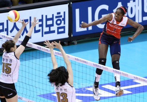 1일 오후 대전 충무체육관에서 열린 KGC인삼공사와 한국도로공사의 프로배구 여자부 경기에서 인삼공사 몬타뇨가 공격을 하고 있다. 대전ㅣ박화용 기자 inphoto@donga.com 트위터 @seven7sola