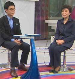 한나라당 박근혜 전 대표(오른쪽)가 지난달 30일 방송인 김성주 씨의 사회로 진행된 동아일보-채널A 공동 인터뷰에서 첫사랑 등 사적인 얘기들을 털어놓고 있다. 채널A 화면 촬영