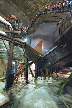 페르미연구소는 2005년 지하 100m 깊이에 중성미자 검출기를 설치하고 735km 떨어진 지점까지 중성미자를 날려 보내 중성미자의 성질을 알아보는 ‘미노스’ 실험을 진행하고 있다. 페르미국립가속기연구소 제공