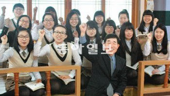 충남 보령시 대천여고 도서관에서 황의호 교장(가운데)과 학생들이 파이팅을 외치고 있다. 이 학교는 대도시 학교들을 제치고 전국 고교 가운데 수학과목의 학업성취도평가 향상도가 가장 높았다. 보령=남윤서 기자 baron@donga.com