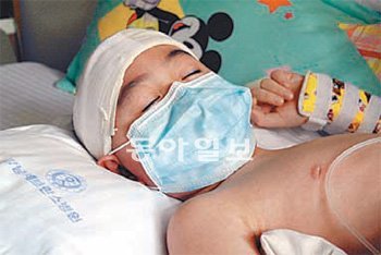 서울의 한 대학병원에서 뇌종양 수술을 받고 입원 중인 최유빈 군. 생명나눔재단 제공