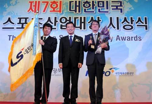 LS네트웍스(대표이사 김승동, 박재범)가 운영하는 프로스펙스가 11월 30일 서울 올림픽 유스호스텔에서 개최된 제 7회 스포츠산업대상 시상식에서 국무총리상을 수상했다.