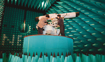 2009년 2월 경북 구미시에 있는 LIG넥스원의 전자파 무반향 시험장에서 연구원들이 외장형 전파방해장비 ALQ-200을 점검하고 있다. 전투기에 장착돼 미사일 공격을 피할 수 있도록 하는 전자무기다.