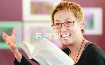 지난달 30일 두 번째로 만났을 때 장혜영 씨(24)는 서울 홍익대 부근 북카페 ‘그리다 꿈’에서 북콘서트 진행을 준비하고 있었다. 서영수 전문기자 kuki@donga.com