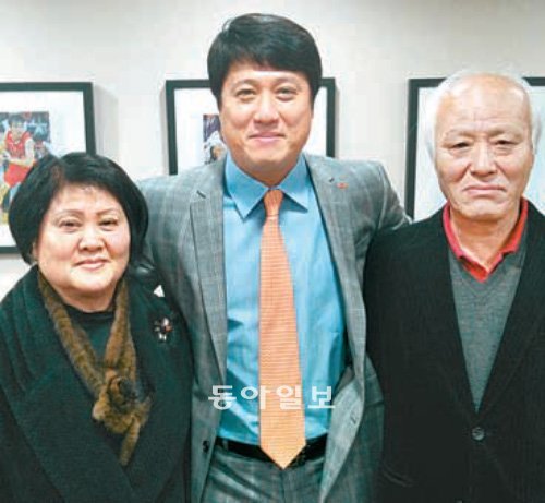 SK 문경은 감독 대행(가운데)의 어머니 김순영 씨(왼쪽)가 4일 17년 만에 처음으로 아들의 경기가 열리는 잠실학생체육관을 찾았다. 오른쪽은 아버지 문귀곤 씨.