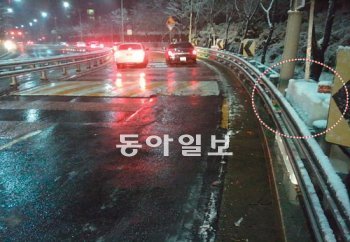 지난해 서울 관악구가 시범 운영한 원격 액상제설제 자동분사장치(원 안). 관악구는 태양열을 이용해 배터리를 충전한 뒤 문자메시지 전송만으로 액상제설제를 원격 분사할 수 있는 이 장치 13대를 올겨울 4개 노선에 설치해 운영할 계획이다. 관악구 제공