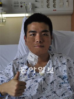 육군 1사단 소속 윤성재 병장이 아버지에게 간을 이식해준 뒤 병실에서 활짝 웃고있다. 육군 제공