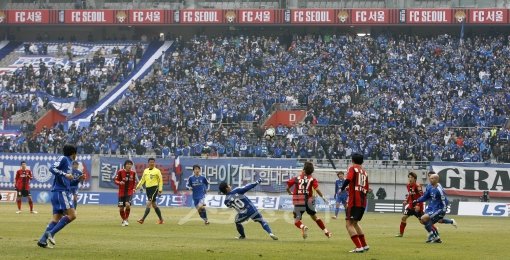 K 리그는 5만 명이 넘는 관중이 들어찬 서울-수원의 라이벌전을 시작으로 기분 좋게 출발했지만 시즌 중반 승부조작이라는 악재가 터져 큰 충격에 빠졌다. 관중 뻥튀기 등 해결해야 할 과제도 여전하다. 5만1606명의 관중이 운집한 3월6일 서울-수원의 개막전 모습. 스포츠동아DB