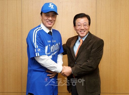 8년간의 일본생활을 청산한 이승엽(왼쪽)이 5일 삼성과 연봉 8억원, 옵션 3억원 등 총액 11억원에 1년간 계약한 뒤 김인 사장과 악수하고 있다. 사진 제공 | 삼성 라이온즈