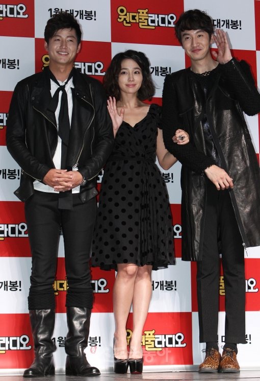 6일 오전 11시 서울 중구 정동 이화여고 100주년 기념관에서 열린 영화 ‘원더풀 라디오’의 제작보고회에서 이정진, 이민정, 이광수(왼쪽부터)가 나란히 포즈를 취하고 있다. 

임진환 기자 photolim@donga.com 트위터@binyfafa