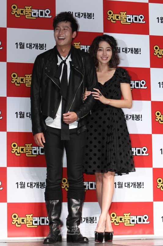 배우 이민정과 이정진이 6일 오전 11시 서울 중구 정동 이화여고 100주년 기념관에서 열린 영화 ‘원더풀 라디오’의 제작보고회에서 포즈를 취하고 있다.

임진환 기자 photolim@donga.com 트위터@binyfafa