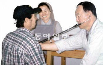 콜롬비아 칼다스 지역에서 환자를 진찰하고 있는 김중호 신부. 그는 2003년부터 2005년까지 콜롬비아 환자 1798명을 진료했다.