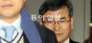 선재성 전 광주지법 수석부장판사가 6일 오후 항소심 공판에 참석하기 위해 서울 서초구 서초동 서울고등법원 형사법정에 들어서고 있다. 장승윤 기자 tomato99@donga.com