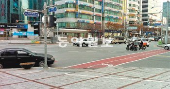 대전시내에서 사람 통행량이 가장 많은 서구 둔산동 갤러리아백화점 근처 은하수네거리에횡단보도가 설치되지 않아 보행자들의 불만이 커지고 있다. 이기진 기자 doyoce@donga.com