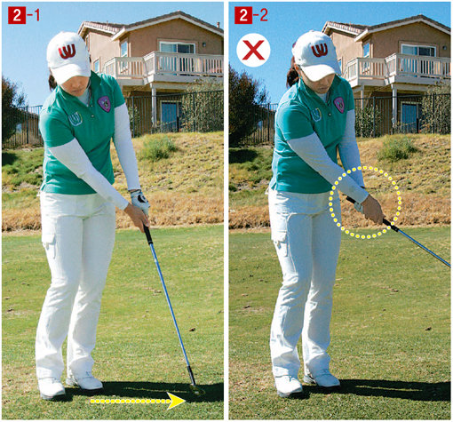 클럽 헤드를 낮게 유지하라러닝 어프로치에서 가장 주의해야 할 건 손목이다. 사진(2-1)처럼 임팩트 후 클럽 헤드가 지면을 따라 낮게 유지되어야 공이 원하는 방향으로 굴러간다. 반면 사진(2-2)에서처럼 임팩트 후 손목을 회전시키면 공이 왼쪽으로 휘어져 홀과 멀어지게 된다.