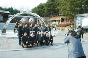 경기북부 민통선 내 안보관광지의 외국인 관광객 급증을 주도하는 중국인들이 6일 오전
제3땅굴 조형물 앞에서 기념 촬영을 하고 있다. 이성호 기자 starsky@donga.com