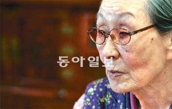 지난달 23일 김복동 할머니가 눈물을 머금은 채 일본군 위안부로 끌려가 겪었던 가슴 시린 이야기를 하고 있다. 김 할머니는 백내장 수술이 잘못 돼 왼쪽 눈이 보이지 않고 오른쪽 눈마저 거의 보이지 않는 상태다. 할머니는 “한쪽 눈이라도 보일 때 일본 정부가 사과하는 모습을 보고 싶다”고 말했다. 양회성 기자 yohan@donga.com