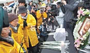 김복동 할머니(왼쪽에서 두 번째)가 지난달 30일 오전 서울 종로구 중학동 주한 일본대사관 앞에서 열린 제998차 수요집회에 참석해 일본군 위안부 피해자인 고 노수복 할머니를 추모하고 있다. 변영욱 기자 cut@donga.com