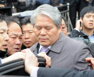 낙담한 강완묵 임실군수 ( 전주지법 제2형사부는 8일 6·2지방선거를 앞두고 측근을 통해 불법 정치자금을 조성한 
혐의(정치자금법 위반)로 기소된 강완묵 전북 임실군수에게 징역 6월에 집행유예 2년, 추징금 8천400만원을 선고했다. 정치자금법 위반으로 벌금 
100만원 이상의 형을 받으면 군수직을 상실하게 돼 있어 강 군수는 이 형이 확정되면 그 직을 잃는다. 강 군수가 재판이 끝난 뒤 낙담한 
표정으로 차량에 타고 있다. 연합뉴스