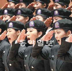 성신여대 학군단(ROTC) 후보생들이 8일 서울 강북구 미아동의 교내 대강당에서 열린 창설식에서 힘차게 구호를 외치며 경례하고 있다. 7.1 대 1의 경쟁률을 뚫고 30명이 선발됐다. 양회성 기자 yohan@donga.com