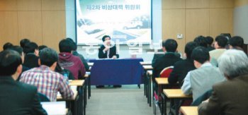 4일 오후 경기 양평군의 한 연수원에서 열린 교통안전공단 비상대책위원회에서 정일영 이사장(가운데)이 임직원들에게 조직 혁신의 방향 및 배경 등을 설명하고 있다. 교통안전공단 제공