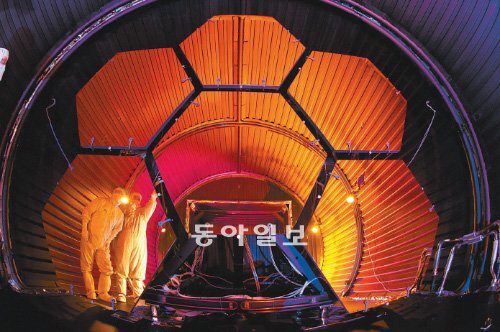 2018년 우주에 띄울 예정인 미국항공우주국(NASA)의 제임스웹 우주망원경의 반사경. 볼 항공우주기술은 육각형 반사경 18개를 이어붙인 하나의 거대한 반사경을 제작하고 있다. 볼 항공우주기술 제공