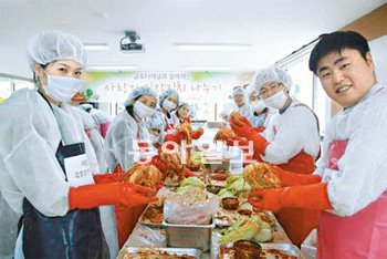 금호고속과 금호터미널 임직원들은 6일 광주 서구 쌍촌종합사회복지관에서 자원봉사자들과 김장김치 1000포기를 담가 불우 이웃 300여 가구에 전달했다. 금호고속 제공