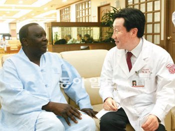 계명대 동산병원 종합건강검진센터에서 차순도 의료원장(오른쪽)이 칼카바 말붐 국제육상경기연맹 집행이사에게 검진 절차를 설명하고 있다. 계명대 동산병원 제공