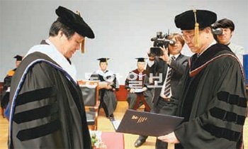 염홍철 대전시장(왼쪽)이 7일 김영호 배재대 총장으로부터 명예 문학박사 학위를 받고 있다. 배재대 제공