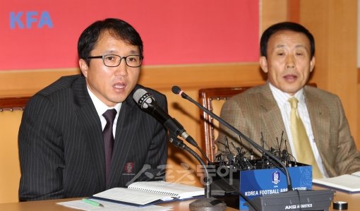 대한축구협회 황보관 기술위원장(왼쪽)과 김진국 전무가 8일 오전 서울 종로구 신문로 축구회관에서 조광래 대표팀 감독 경질 공식 발표를 하고 있다. 국경원 기자 onecut@donga.com 트위터@ k1isonecut