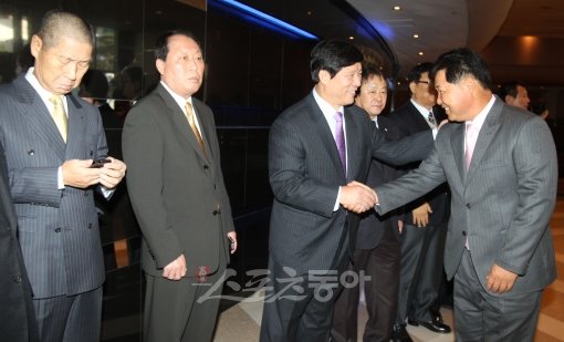 김성근 전 SK 감독과 이만수 현 SK 감독이 2011 일구대상 시상식에서 어색하게 조우했다. 김 감독은 이 감독이 다가오자 짐짓
 휴대폰을 들여다보며 문자를 확인했고, 손을 맞잡은 후에는 짧게 이 감독을 응시했지만 이내 시선을 피했다. 이 감독 역시 깊이 
고개 숙여 인사를 건네기만 했다. 국경원 기자 onecut@donga.com 트위터 @k1isoncut