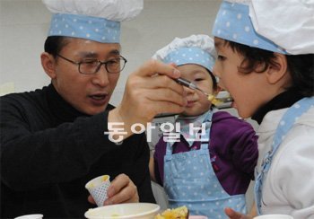 이명박 대통령이 9일 서울 동대문구 ‘서울휘경유치원’을 방문해 요리를 배우고 있는 어
린이들에게 고구마를 먹여주고 있다. 이 대통령은 교육과학기술부의 유아 교육 업무보
고를 받기 전 현장 방문 차원에서 유치원을 찾았다. 청와대사진기자단