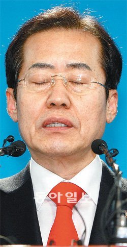 홍준표 한나라당 대표가 9일 오후 서울 여의도 한나라당사에서 사퇴 의사를 밝히며 눈을 감고 있다. 전영한 기자 scoopjyh@donga.com