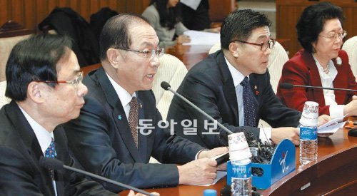 황우여 한나라당 원내대표(왼쪽에서 두 번째)가 9일 서울 여의도 한나라당사에서 열린 주요 당직자회의에서 모두발언을 하고 있다. 전영한 기자 scoopjyh@donga.com