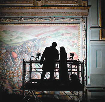 이탈리아 피렌체 베키오 궁전의 ‘500년의 방’에 걸려 있는 조르조 바사리의 벽화를 조사하고 있는 마우리치오 세라치니 교수 연구팀. 뉴욕타임스 홈페이지
