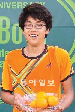 한국 선수 최초로 오렌지볼 국제테니스선수권 16세부에서 우승한 정현이 오렌지가 담긴 트로피를 들어 보이며 기뻐하고 있다. 대한테니스협회 제공