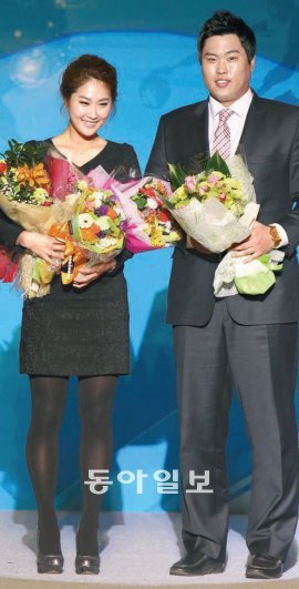 “우리 잘 어울리나요?” 동아스포츠대상 여자 프로골프 부문 수상자 김하늘(왼쪽)이 프로야구 한화 괴물투수 류현진의 축하를 받고 활짝 웃고 있다. 김동주 기자 zoo@donga.com
