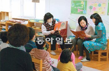 9일 아시아밝음공동체 자원봉사자와 결혼이주여성이 다문화가정 자녀들에게 동화구연을 하고 있다. 다문화가정과 외국인 노동자를 지원하는 이 단체는 지난해에 이어 베트남과 중국 전래동화책 3권을 펴냈다. 아시아밝음공동체 제공