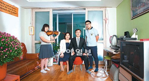 서울의 한 아파트에 사는 사람들의 가족사진을 촬영한 정연두 씨의 ‘남서울 무지개’. 아트선재센터 제공