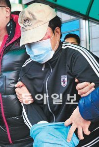 압송되는 中선장 12일 오후 한국 해경 살해 용의자인 중국인 청다웨이 선장이 인천해양경찰서로 압송되고 있다. 인천=사진공동취재단