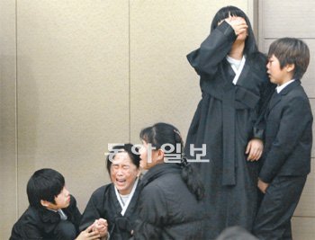 “어린 3남매 어찌하라고… ” 인천해양경찰 특공대원인 고 이청호 경장의 유족이 12일 오후 인하대병원 영안실에서 오열하고 있다. 이 경장은 이날 오전 인천 옹진군 소청도 남서쪽으로 85km 떨어진 해상에서 불법조업 중인 중국어선 나포 작전을 펼치다 중국 선장이 휘두른 흉기에 목숨을 잃었다. 인천=박영대 기자 sannae@donga.com