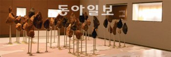 새로 단장해 13일 문을 연 국립중앙박물관 선사고대관 구석기실. 한반도 전역에서 출토된 주먹도끼를 함께 전시했다. 이진민 학예연구사는 “우리나라는 동아시아에서도 면적 대비 주먹도끼 출토율이 높다”고 설명했다. 국립중앙박물관 제공