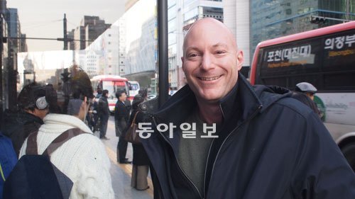 한국에 아무런 연고 없이 도착한 그는 독자적인 한국연구로 세계 여행자들로부터 한국의 전문가로 꼽힐 정도가 됐다.